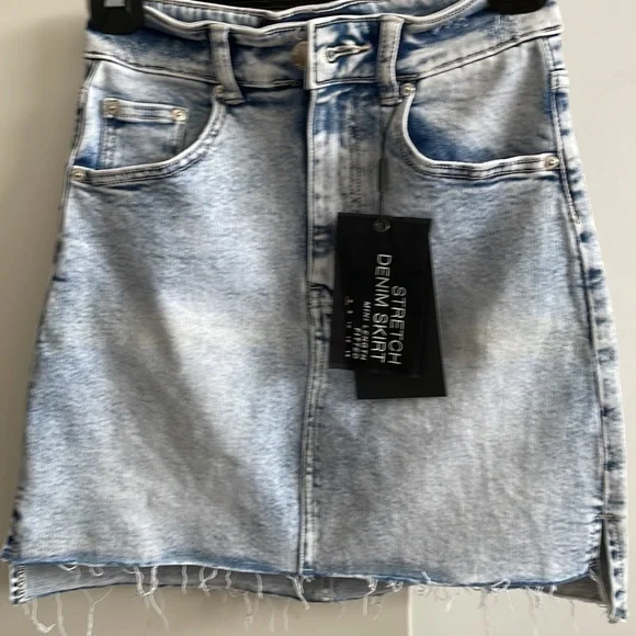 DECJUBA size 6 NEW denim skirt. Has stretch. - Picture 2 of 8